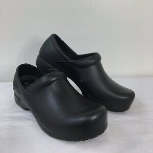 Anywear Slip Resistant Black Slip On Clogs Unisex Size 6M/8W NEW Without Tags